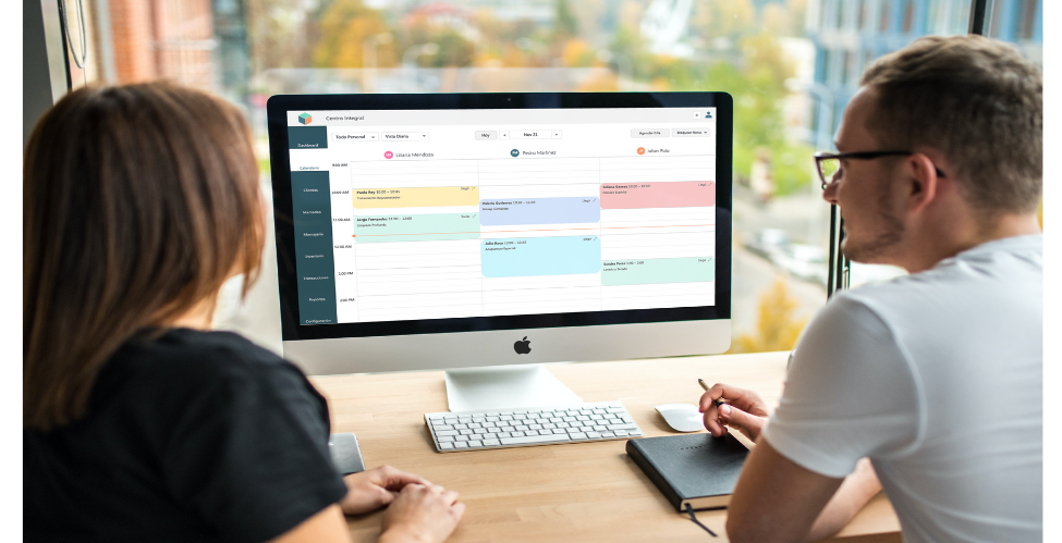 administrador visualizando la agenda en linea de su personal y configurando recordatorios de citas