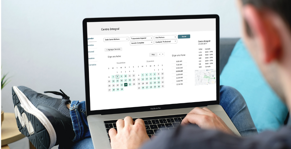 persona utilizando una aplicacion para agendar citas en linea