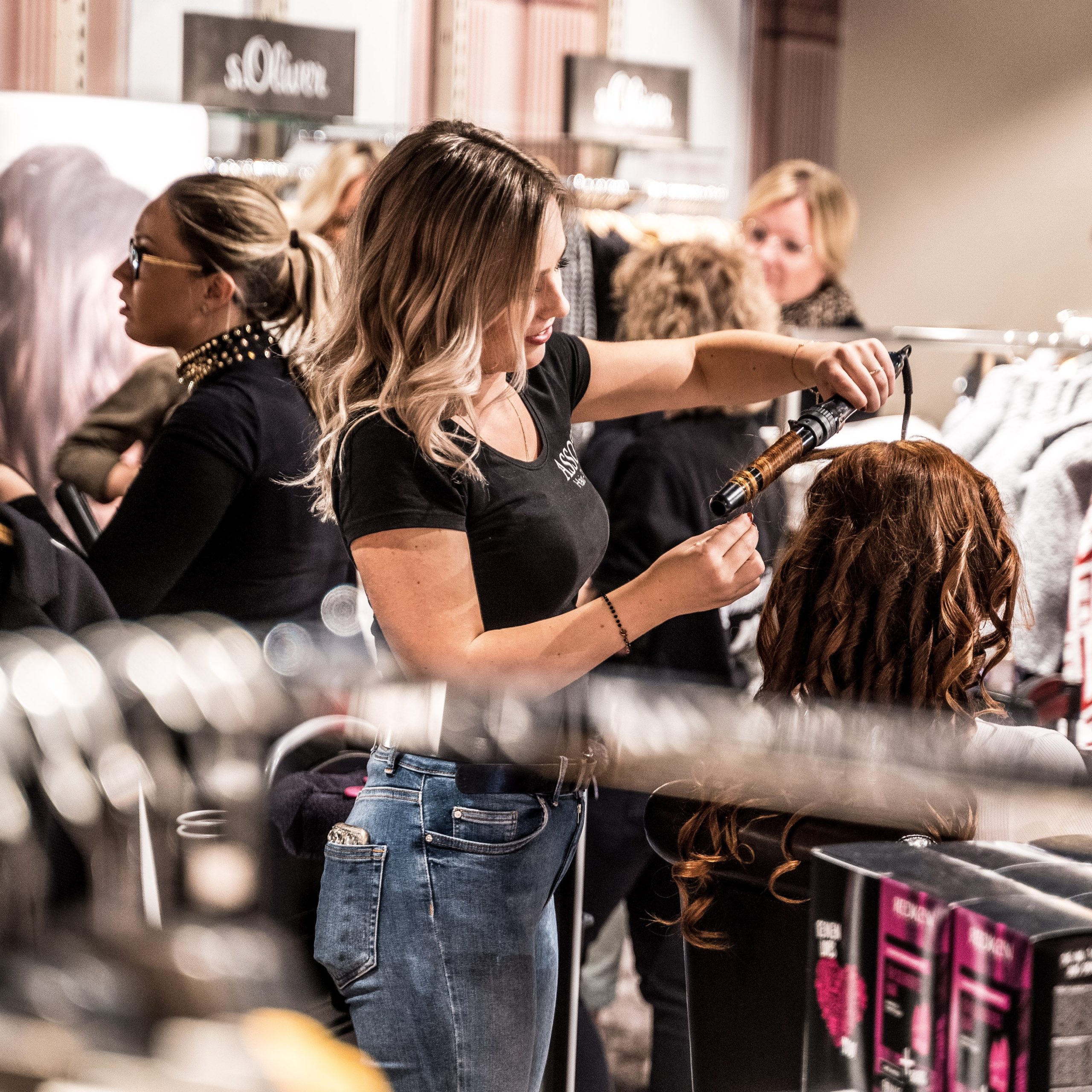 Empleados de salón de belleza trabajando en una peluquería compañeros de trabajo personal eficiente