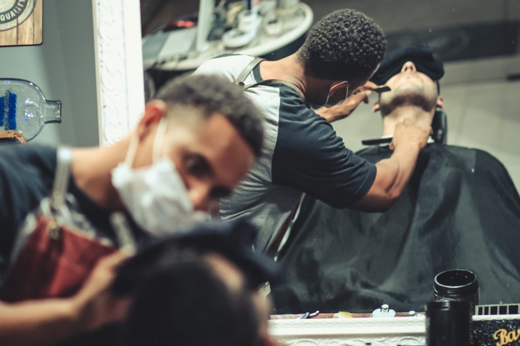 barberos realizando corte de cabello a clientes en una barberia personal de una barberia, empleados en una barberia servicios de estilismo y corte de cabello profesionales gestionar una barberia