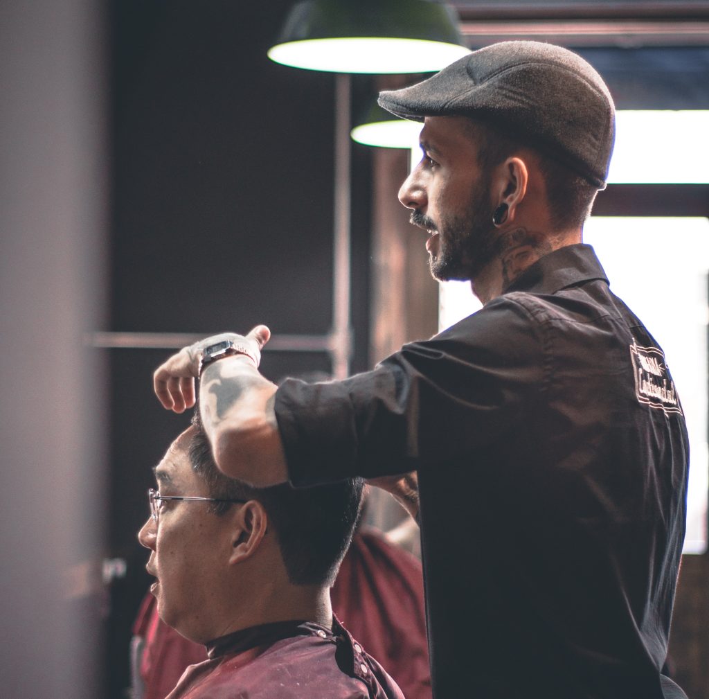 negocio cliente atención al cliente buen servicio al cliente barbero atendiendo a un cliente brindando un servicio