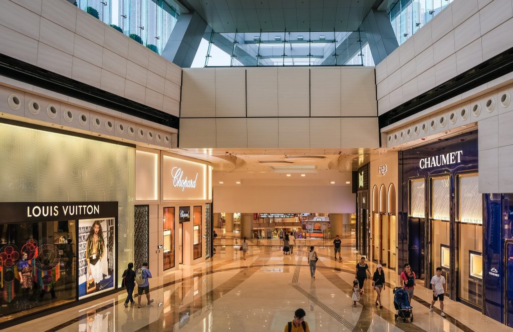 Pasillo interior de un centro comercial con locales a ambos lados