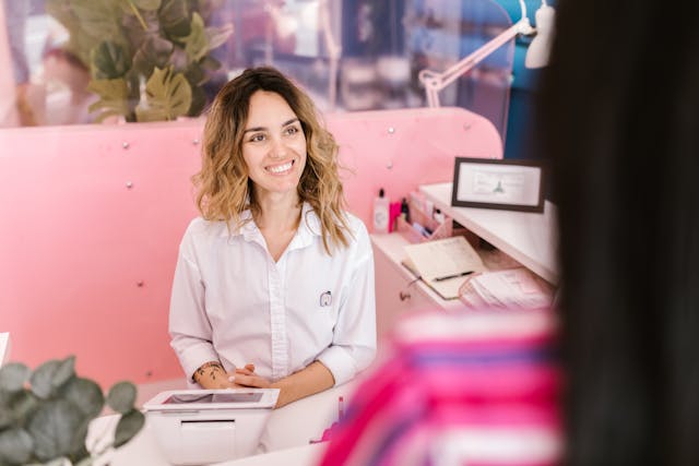 como entrenar a una recepcionista